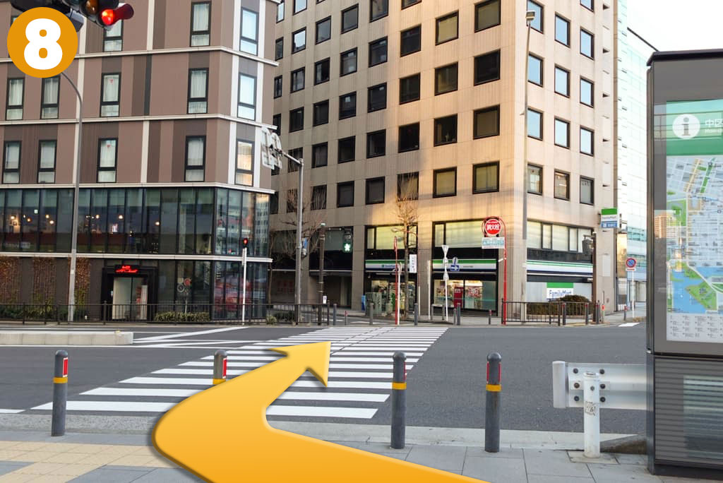 右手奥側の横断歩道